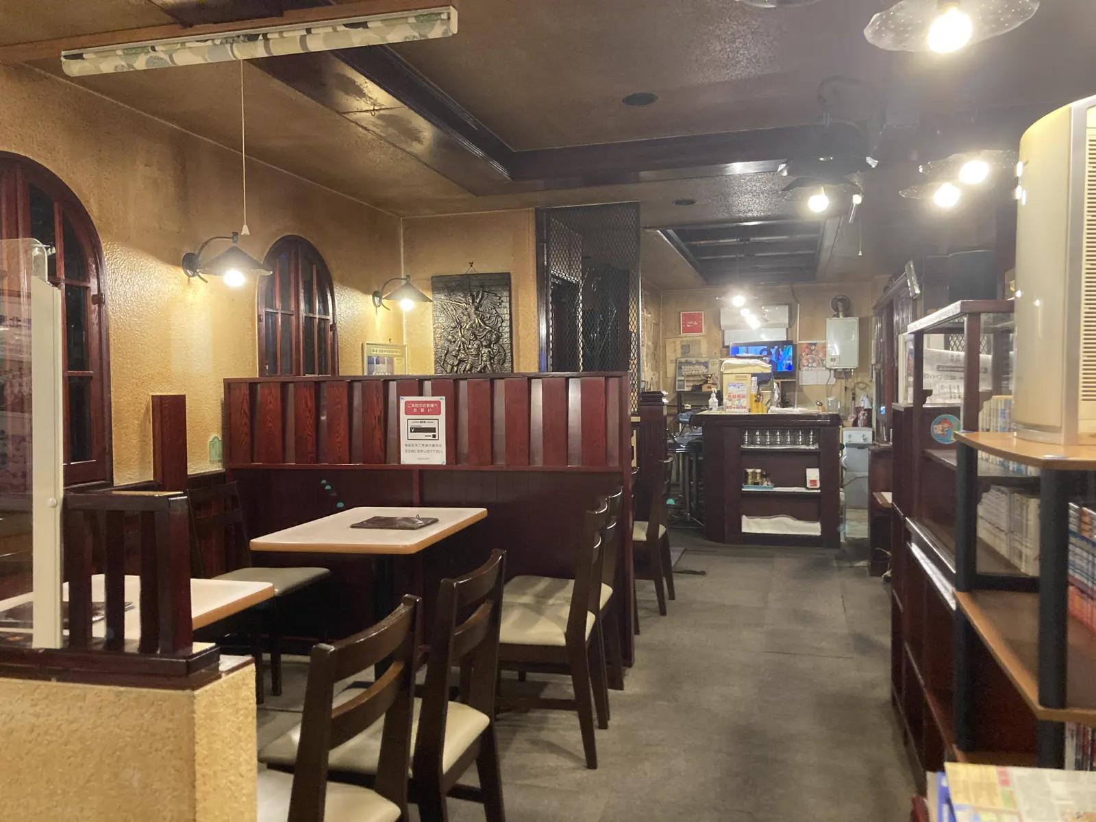 テーブル席から見た店内の奥